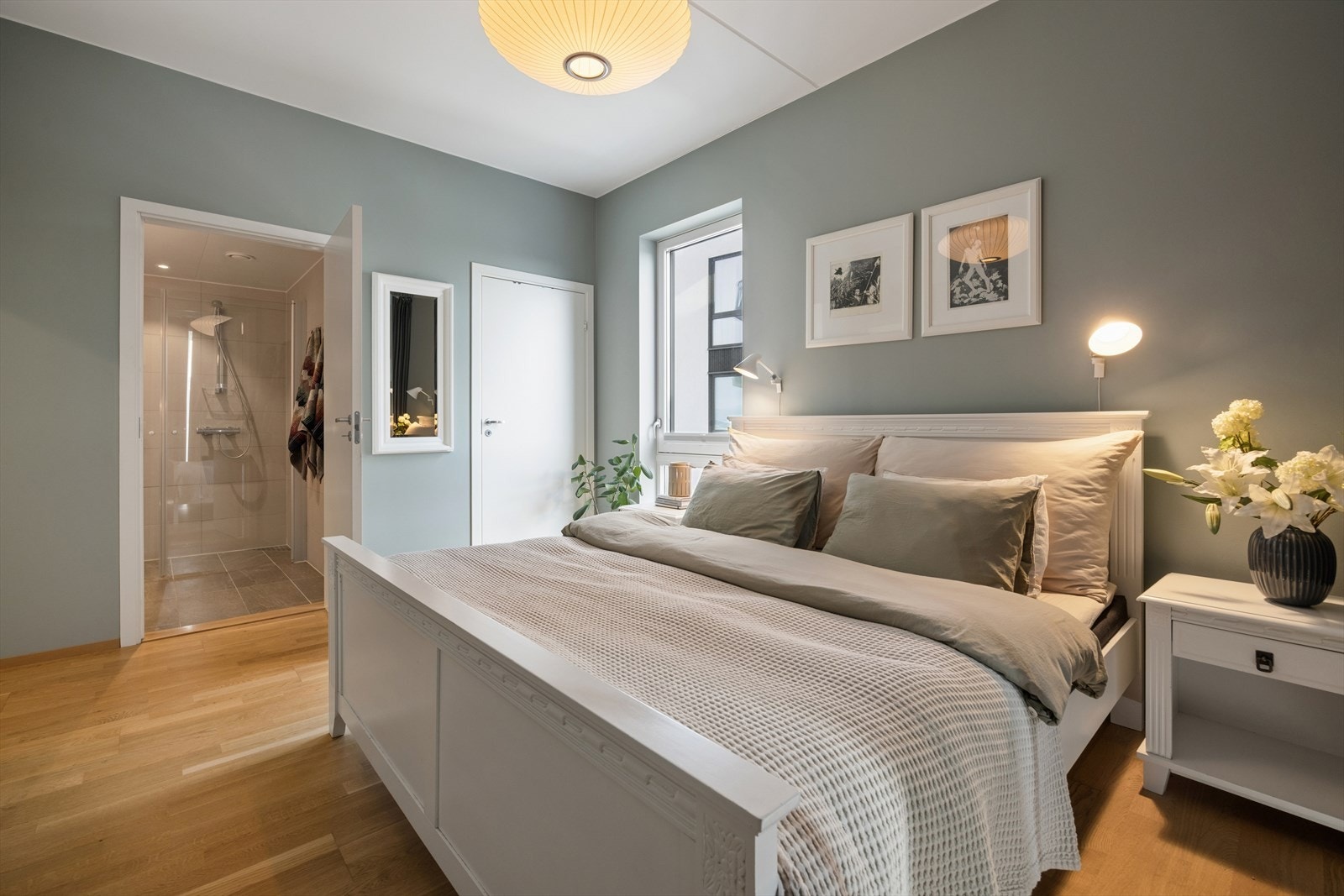 Hovedsoverommet har direkte adkomst til et eget, delikat bad. Galleribilde