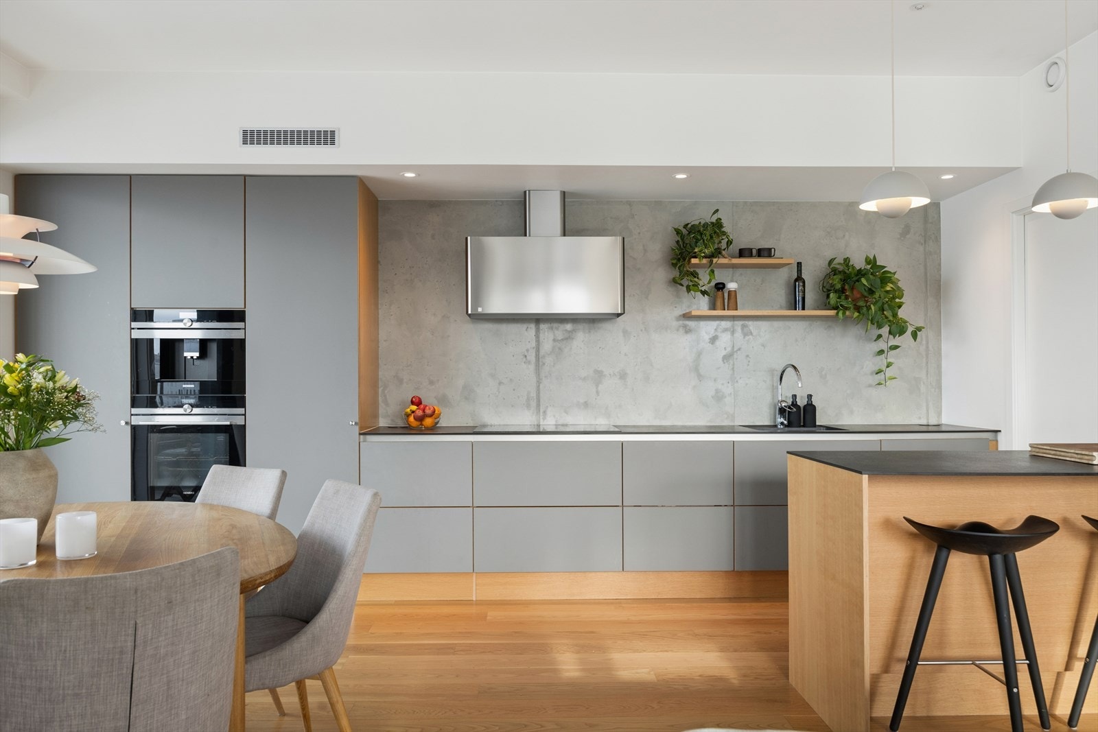 Kjøkkenet er utstyrt med integrerte hvitevarer, inkludert oppvaskmaskin, stekeovn, kaffemaskin, platetopp og kjøleskap. Galleribilde