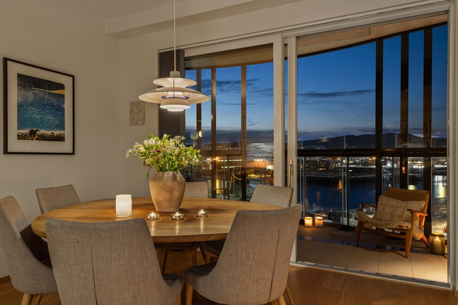 Spisestuen har god plass til et stort spisebord og nyter godt av utsikten mot fjorden. Galleribilde