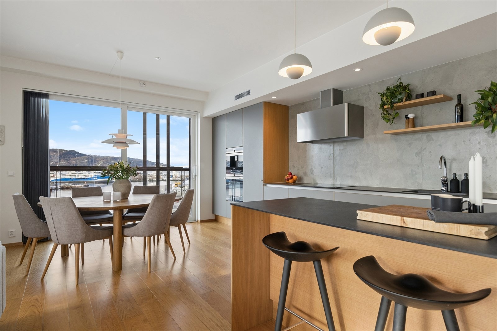 Leiligheten har en åpen og sosial planløsning med store vindusflater som gir rikelig med lys. Galleribilde