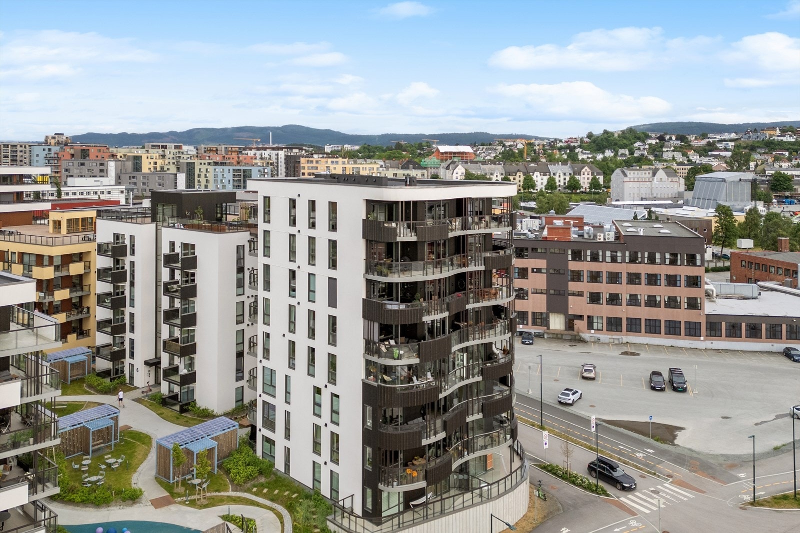 Beliggenheten er sentral med gang- og sykkelavstand til både sentrum, Lade og Solsiden. Galleribilde