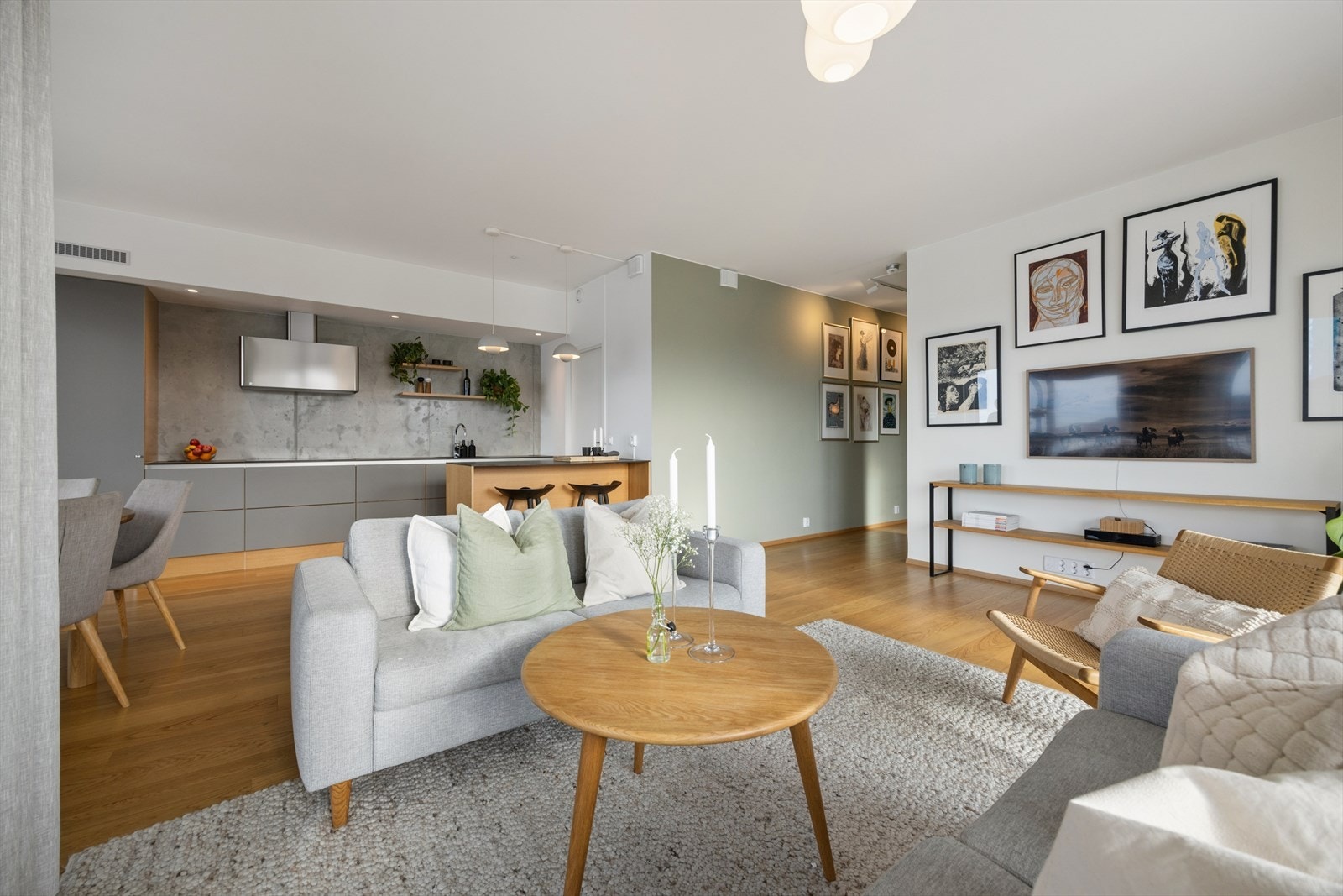 Den fleksible planløsningen gir god plass til både sofagruppe og en romslig spisestue. Galleribilde