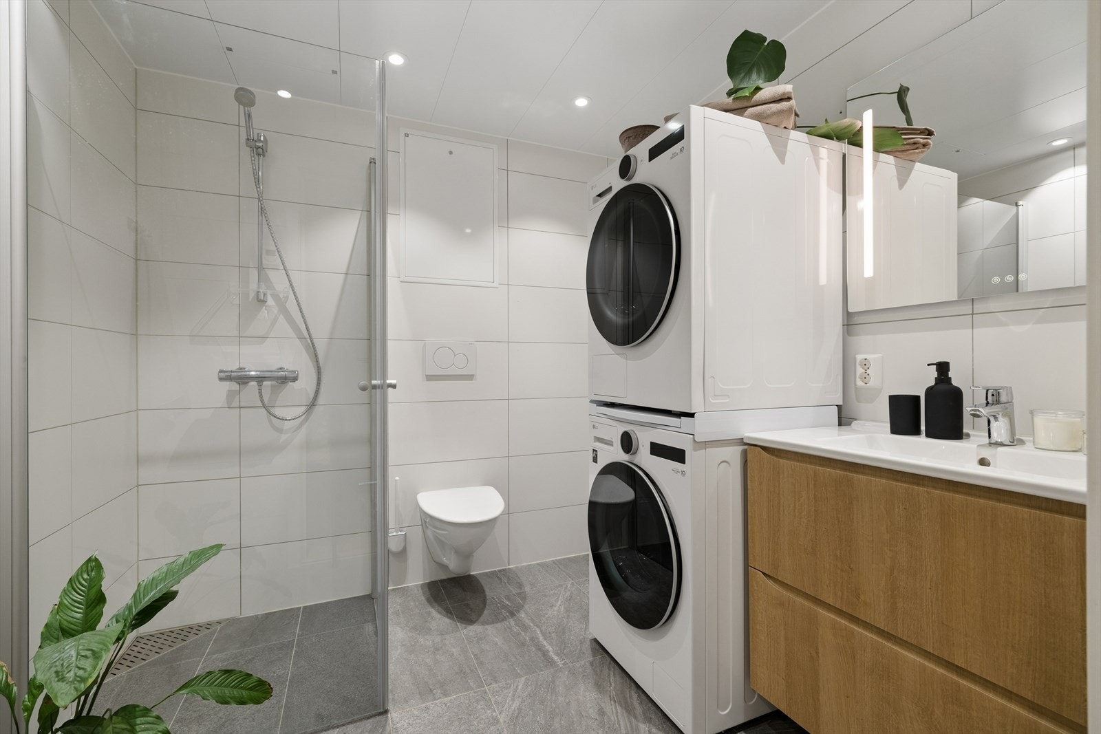 Det andre badet har en praktisk løsning med opplegg for vaskemaskin og tørketrommel. Galleribilde