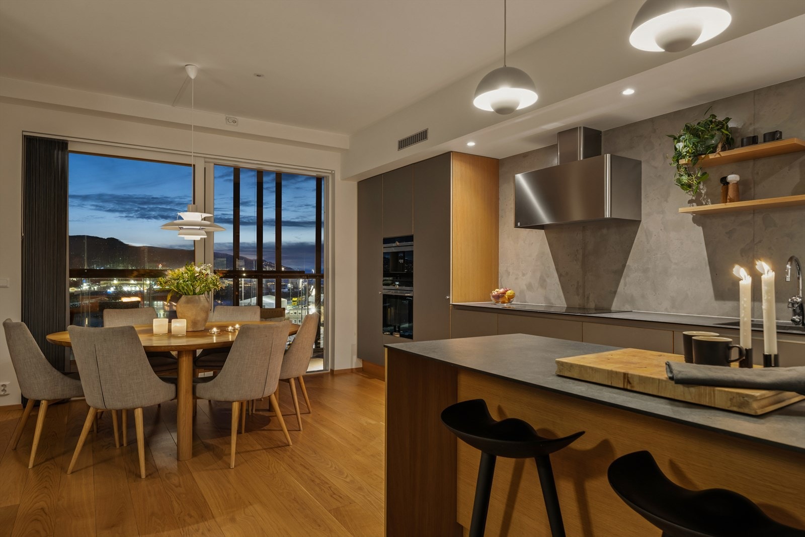 Kjøkkenøya gir ekstra arbeidsflate og en naturlig samlingsplass i rommet. Galleribilde