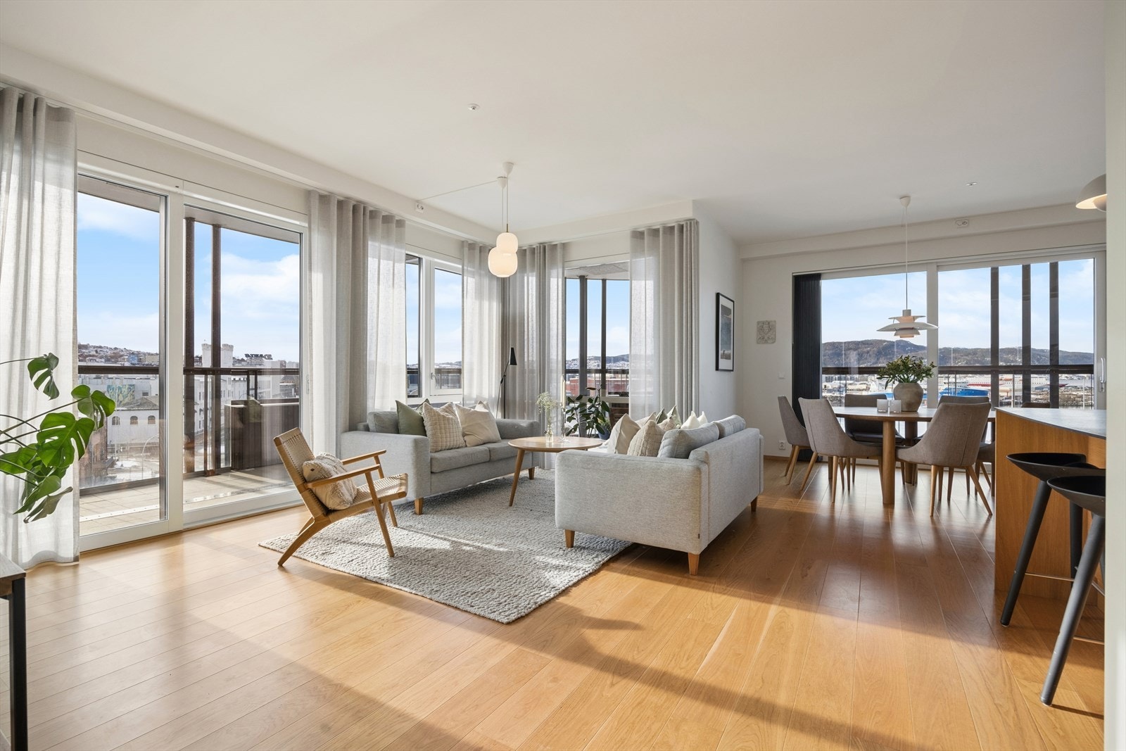 Fra stuen er det direkte utgang til den store balkongen via skyvedører. Galleribilde