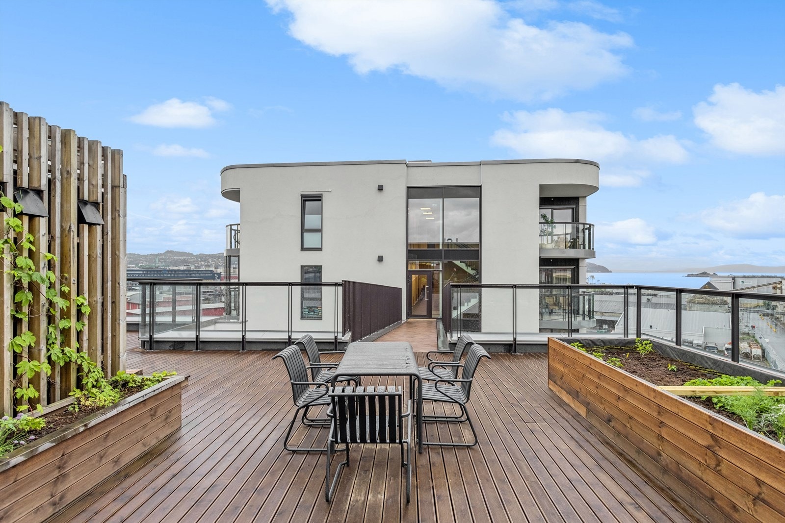 Sameiet disponerer en felles takterrasse med utemøbler og plantekasser. Galleribilde