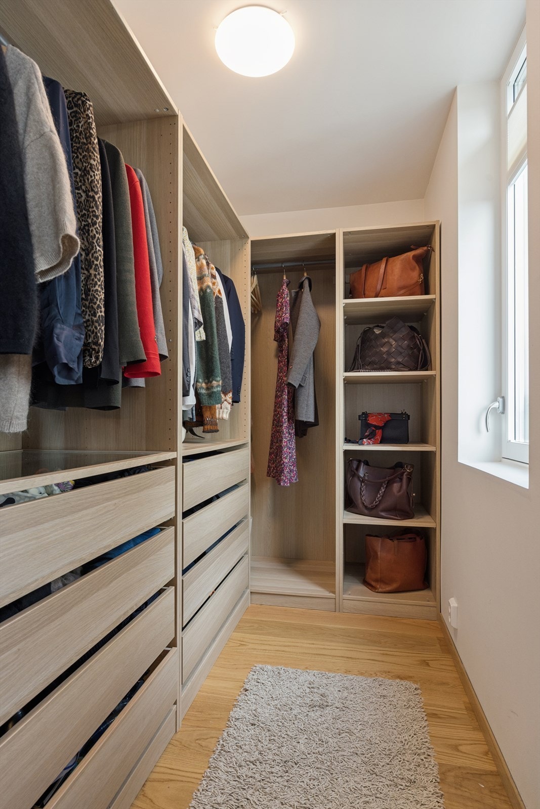 Walk-in garderobe med adkomst fra hovedsoverom. Vinduet på rommet ble etablert som tilvalg. Galleribilde