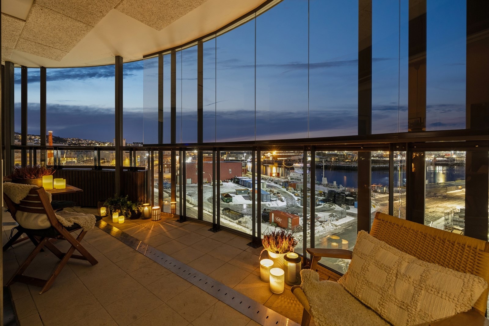 Det er montert glassvegg som vindskjerming, noe som forlenger brukstiden på balkongen. Galleribilde