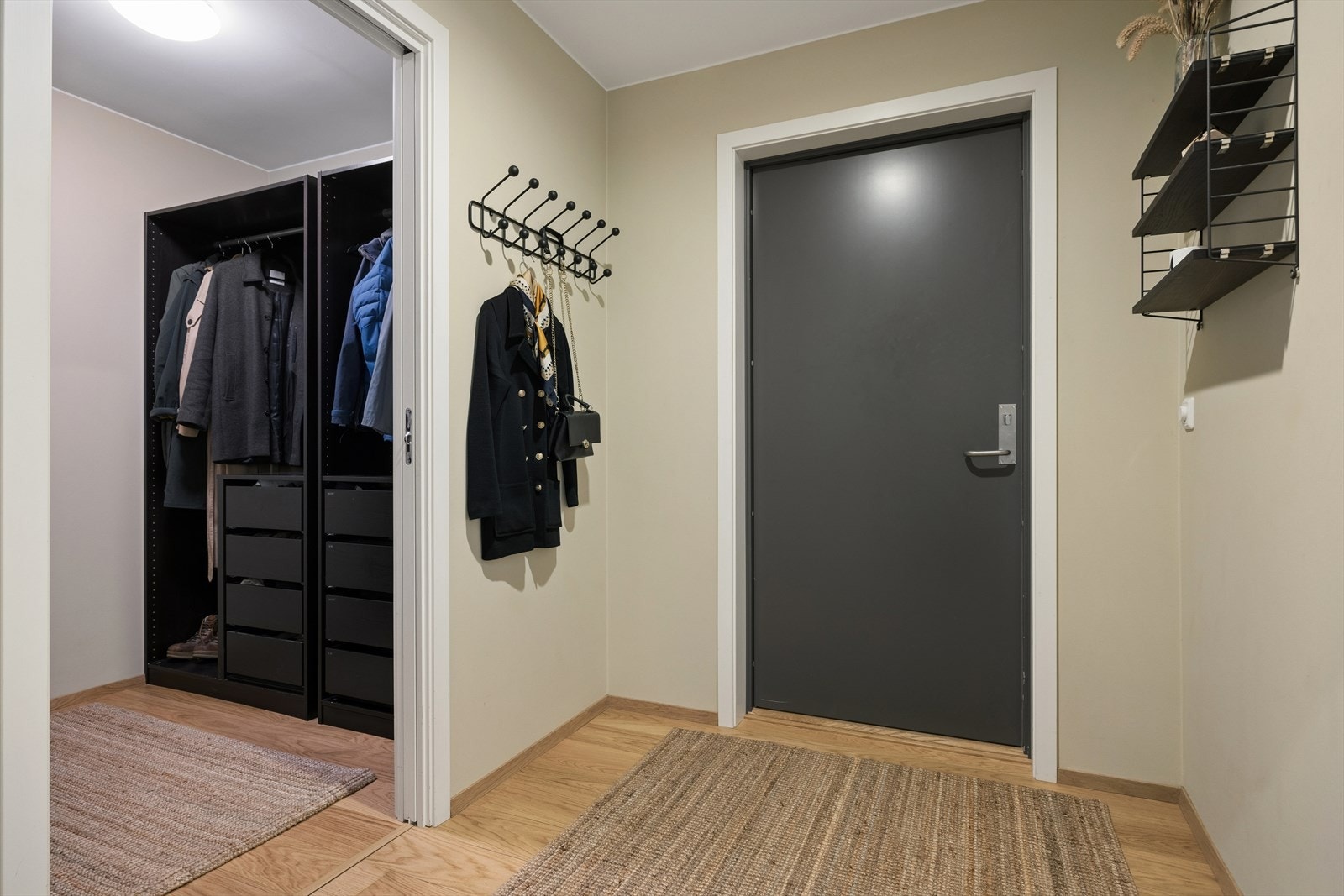 Entréen har en praktisk garderobeløsning avskjermet med skyvedør. Galleribilde