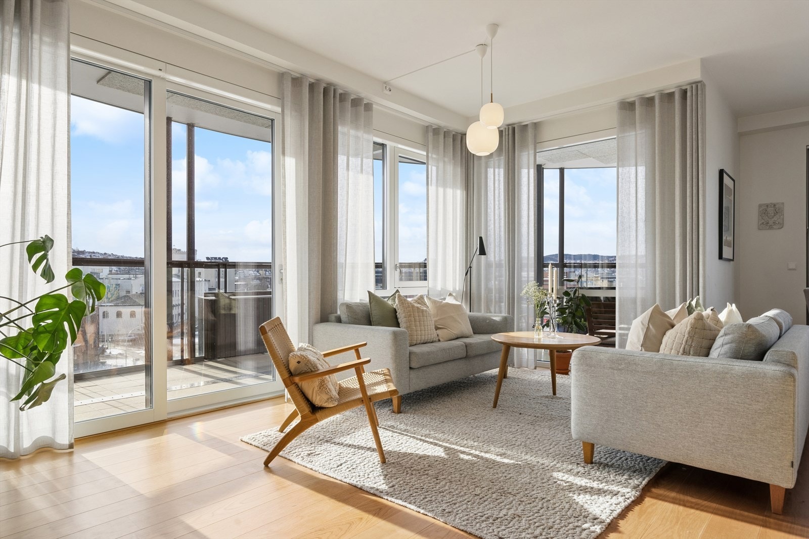 Vannbåren gulvvarme i alle oppholdsrom gir jevn temperatur og bidrar til svært lave strømutgifter. Galleribilde