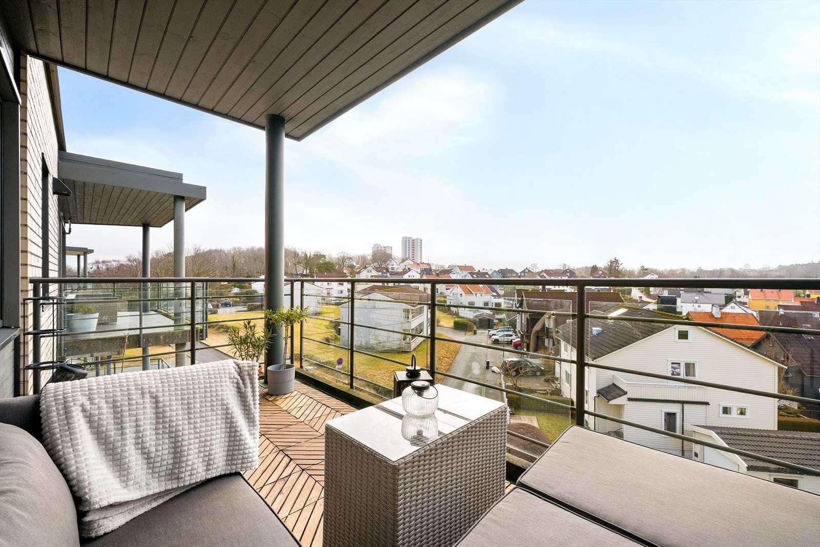 Flott overbygd balkong med gode solforhold og utsikt. Galleribilde