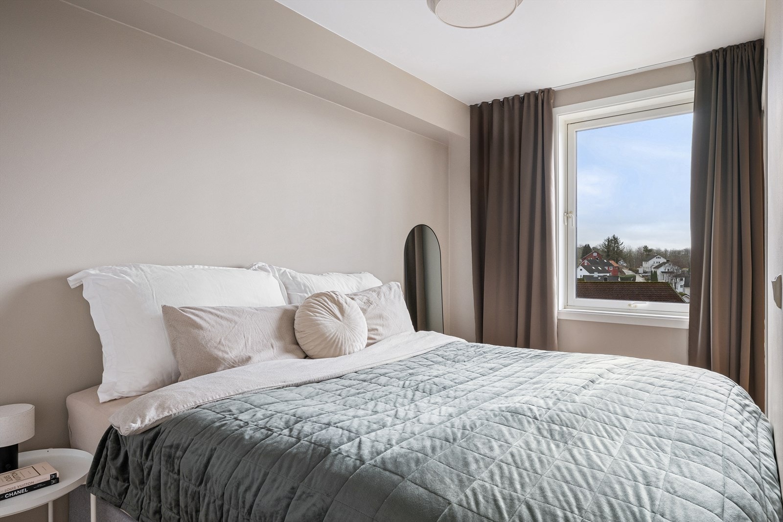 Soverom med garderobeskap. Galleribilde