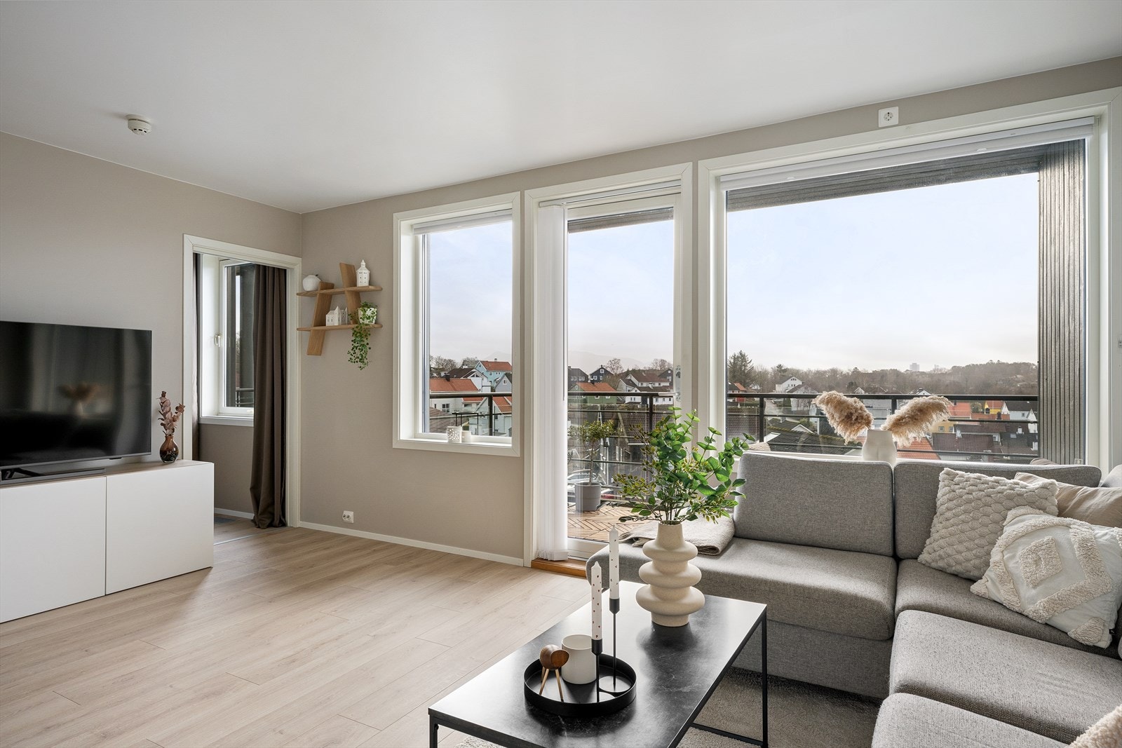 Stuen har store vindusflater som slipper inn rikelig med lys og gir en herlig følelse av kontakt med omgivelsene. Galleribilde