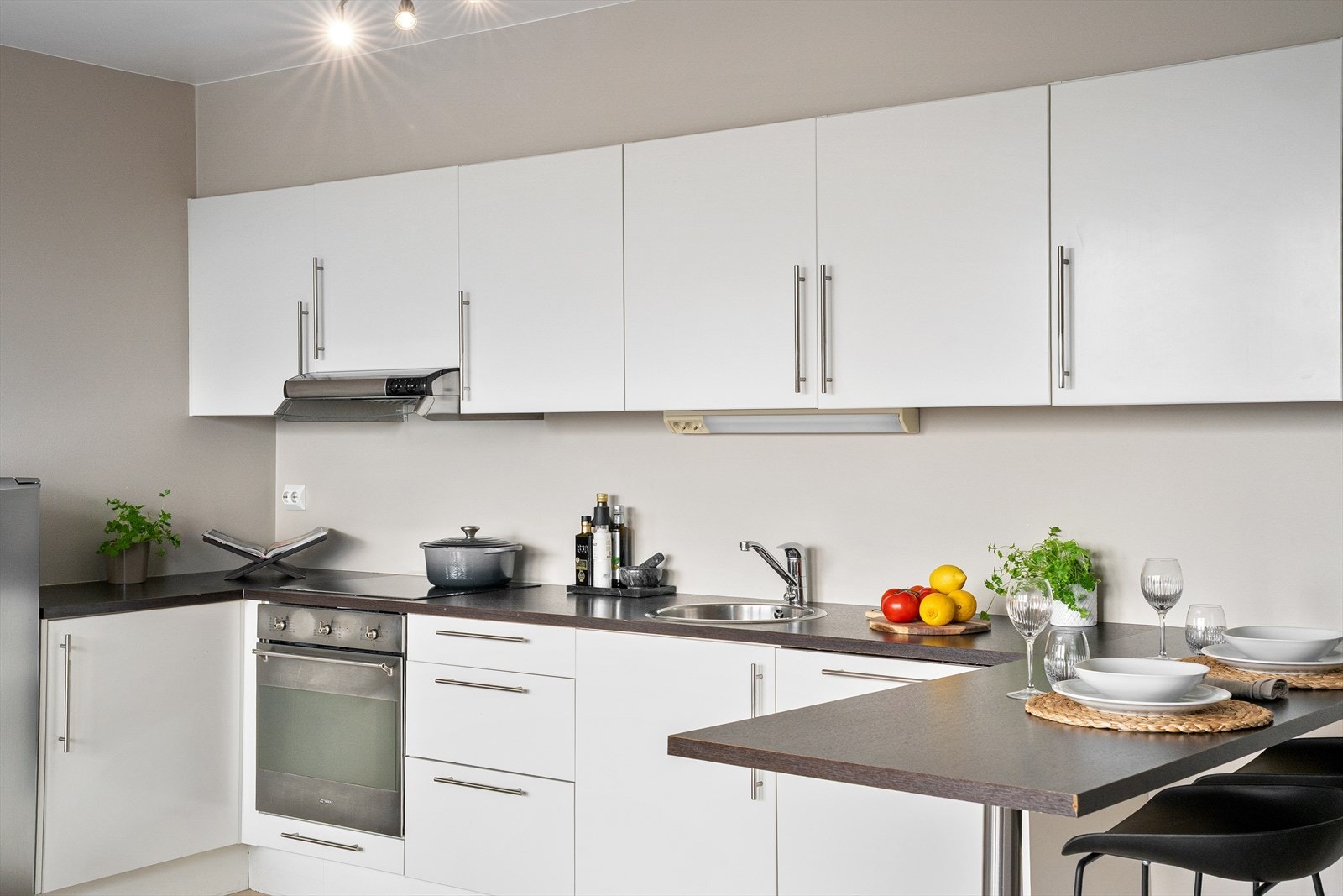 Det er integrerte hvitevarer, som oppvaskmaskin, stekeovn og platetopp. Frittstående kjøleskap medfølger. Galleribilde