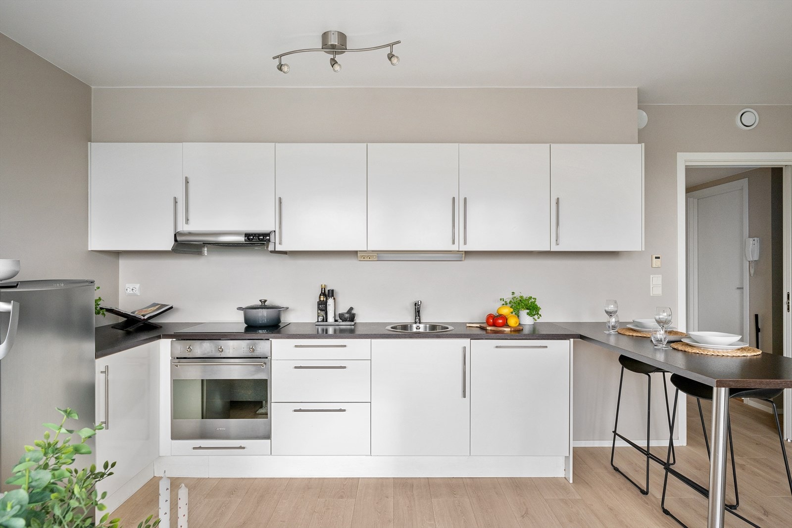 Flott kjøkken med lyse, slette fronter. Rikelig med skap- og benkeplass. Praktisk barløsning. Galleribilde