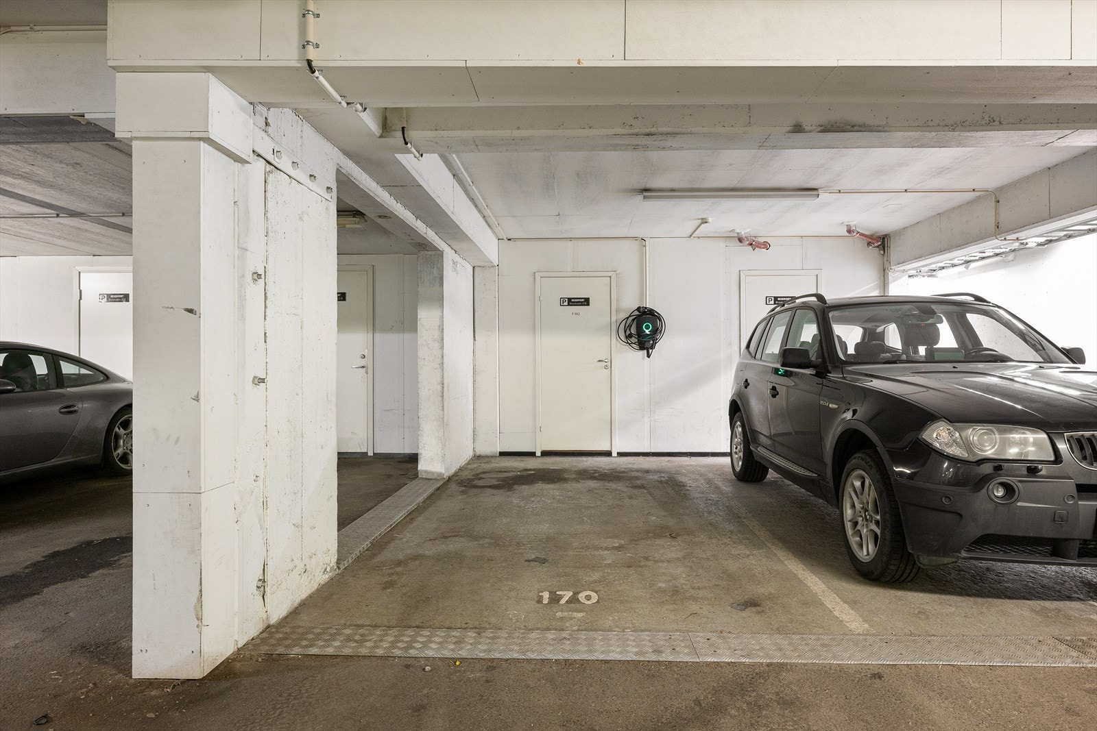 Parkering i lukket garasjeanlegg. Installert elbillader. Galleribilde