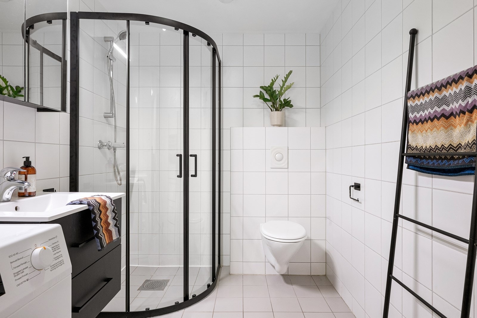 Det er også opplegg for vaskemaskin og tørketrommel. Vannbåren varme i gulv. Galleribilde