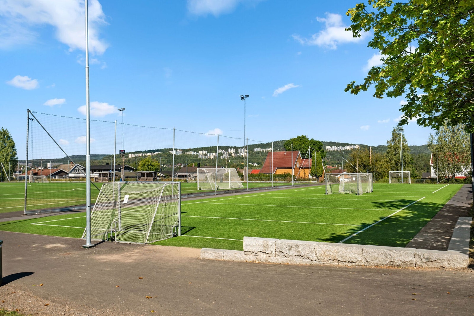 Den populære idrettsplassen ligger kort vei fra boligen - Perfekt for fotballglade barn Galleribilde