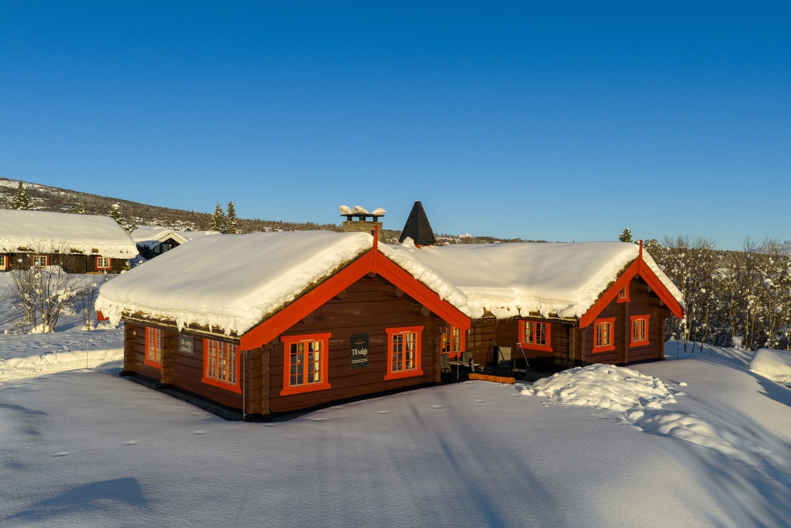 Partner/Eiendomsmegler MNEF Anders Lysholm har her gleden av å presentere Jødnvegen 14 - en attraktiv fritidseiendom med solrik beliggenhet, flott utsikt og umiddelbar nærhet til skiløypene. Galleribilde