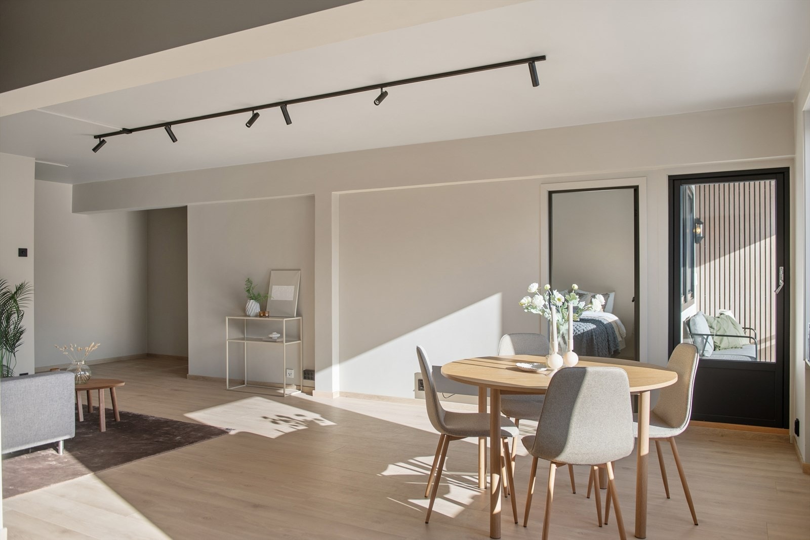 Planløsningen er innholdsrik og byr på lyse og sosiale oppholdsrom med gode møbleringsmuligheter. Galleribilde