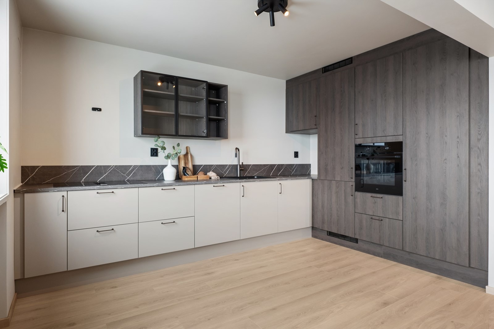 Hvitevarer som komfyr, koketopp, kjøleskap og oppvaskmaskin er integrert i innredningen. Galleribilde