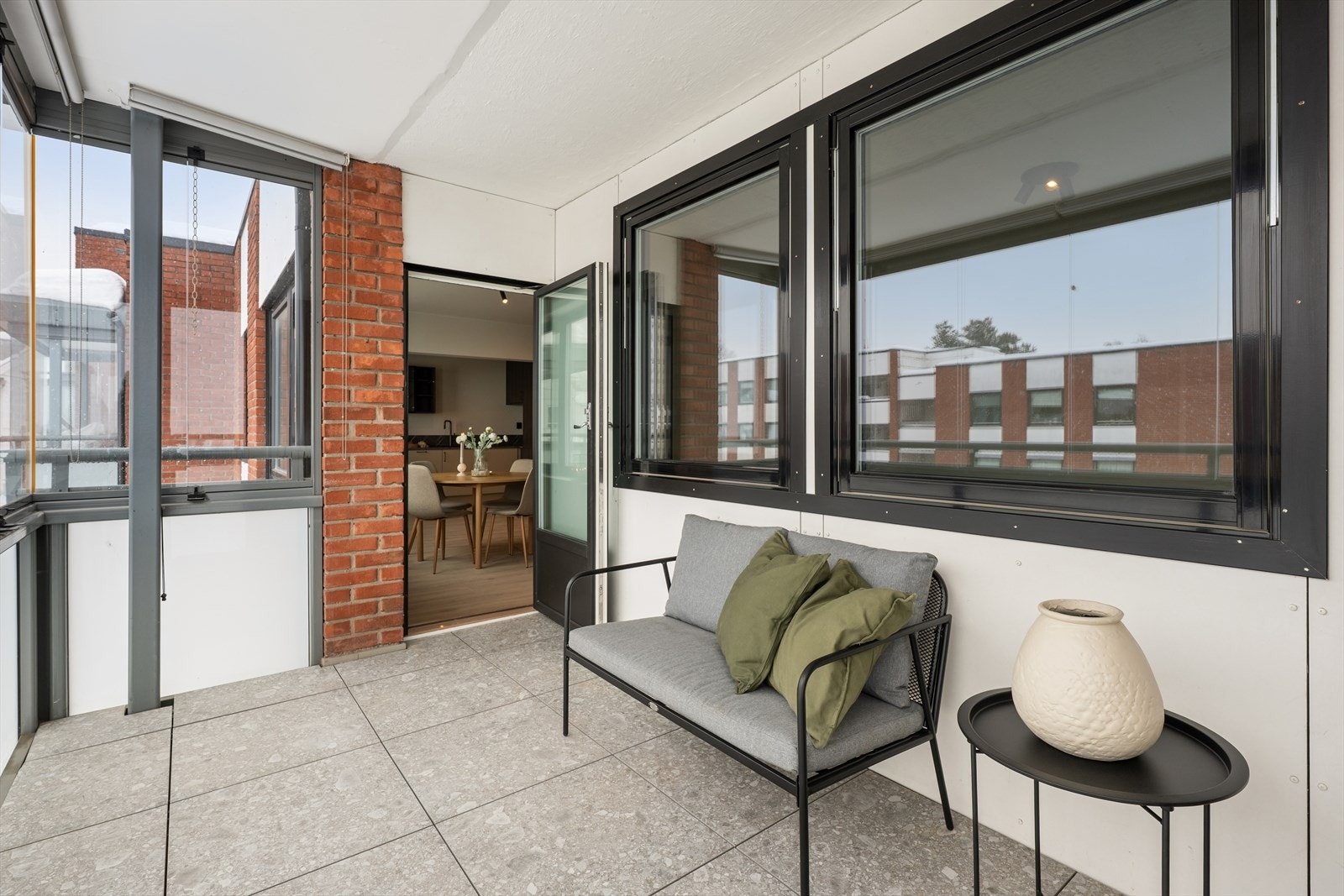 Her er det god plass til sittegruppe, med mulighet for å nyte solrike dager sammen med familie eller venner. Galleribilde