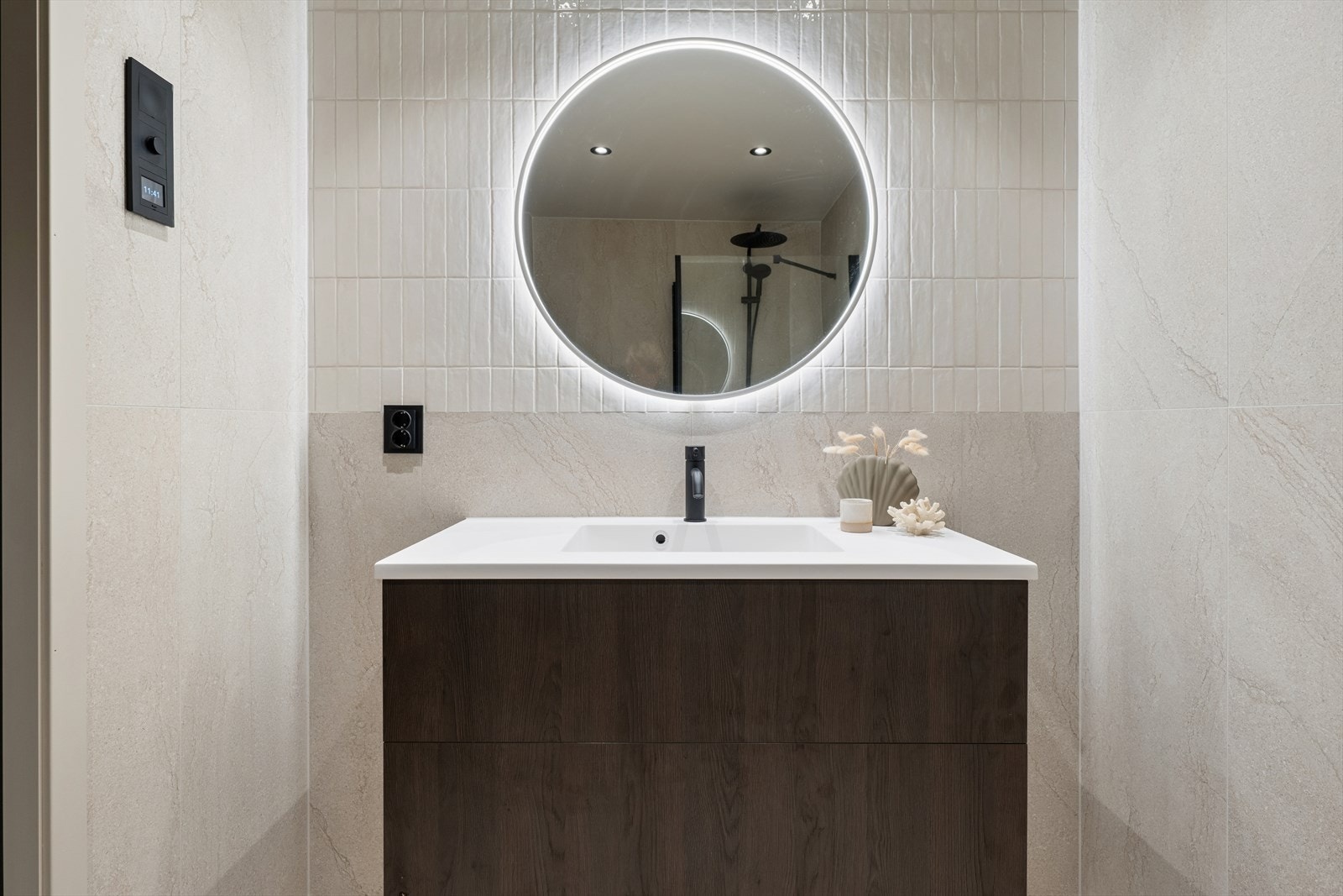 Delikat, flislagt bad fra 2026 med behagelig gulvvarme for økt komfort. Galleribilde