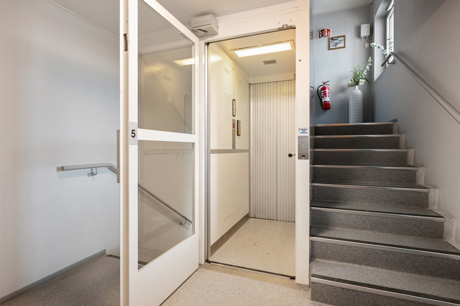 Leiligheten ligger i byggets 4. etasje, med både heis og trappeadkomst. Galleribilde