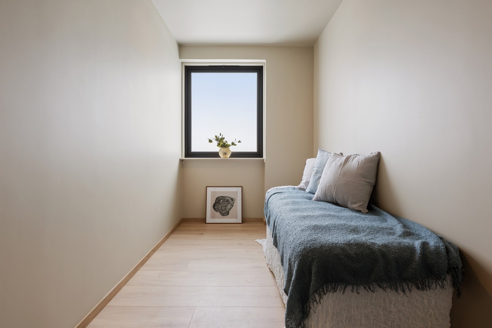 Soverommene kan enkelt tilpasses ulike behov, enten du ønsker kontor, gjesterom eller barnerom, gir planløsningen stor fleksibilitet. Galleribilde