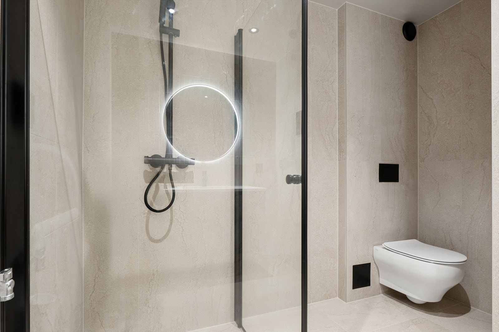 Videre er det veggmontert toalett og opplegg for vaskemaskin. Galleribilde