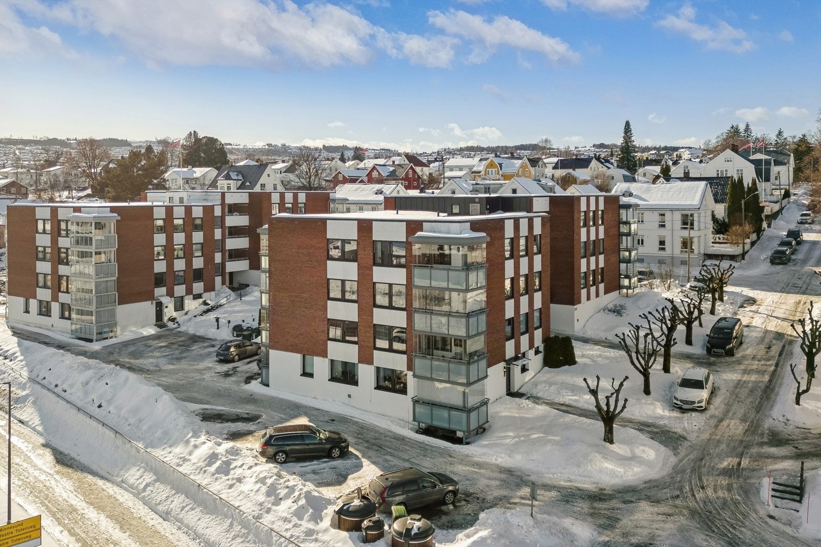 Langs Mjøsa finner du både badeplasser og båthavner, samt Mjøs promenaden. Galleribilde