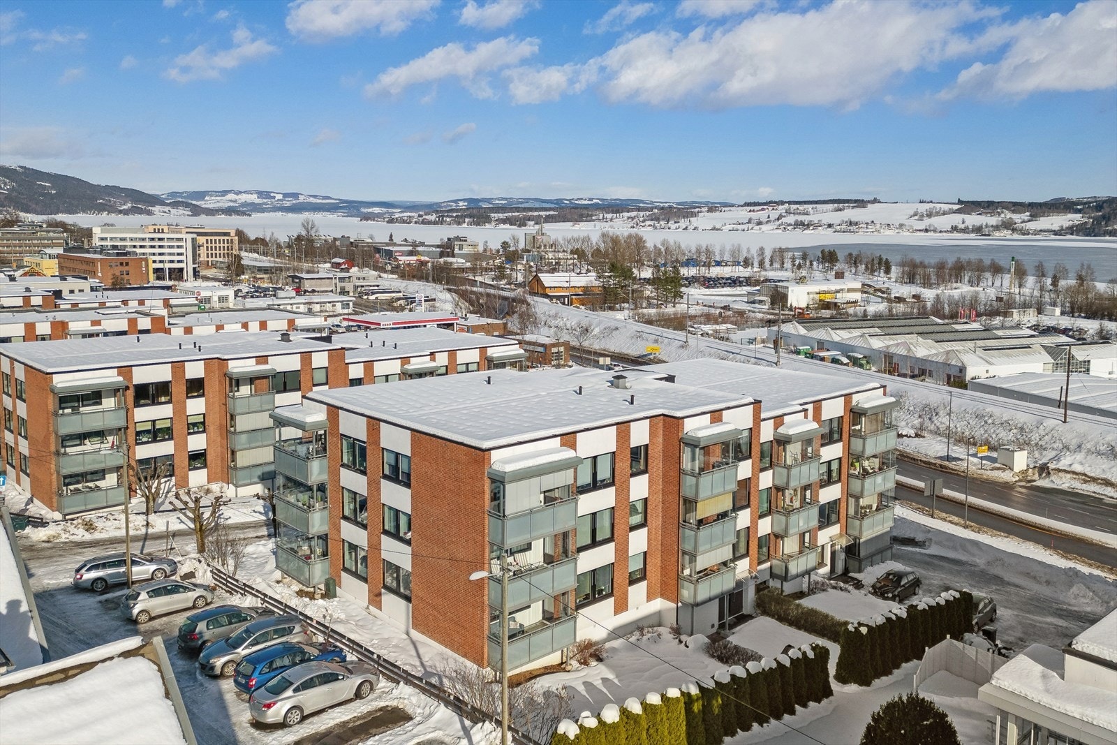 Her bor du svært sentralt, med kort avstand til NTNU, Mjøsa, offentlig kommunikasjon, dagligvarebutikk og flotte turmuligheter. Galleribilde