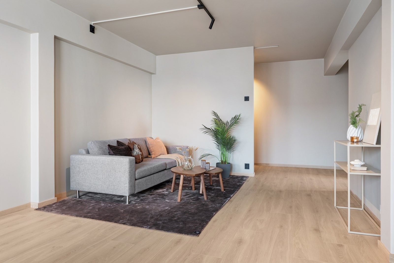 Leiligheten er gjennomgående med pent laminatgulv og glatte vegger. Galleribilde