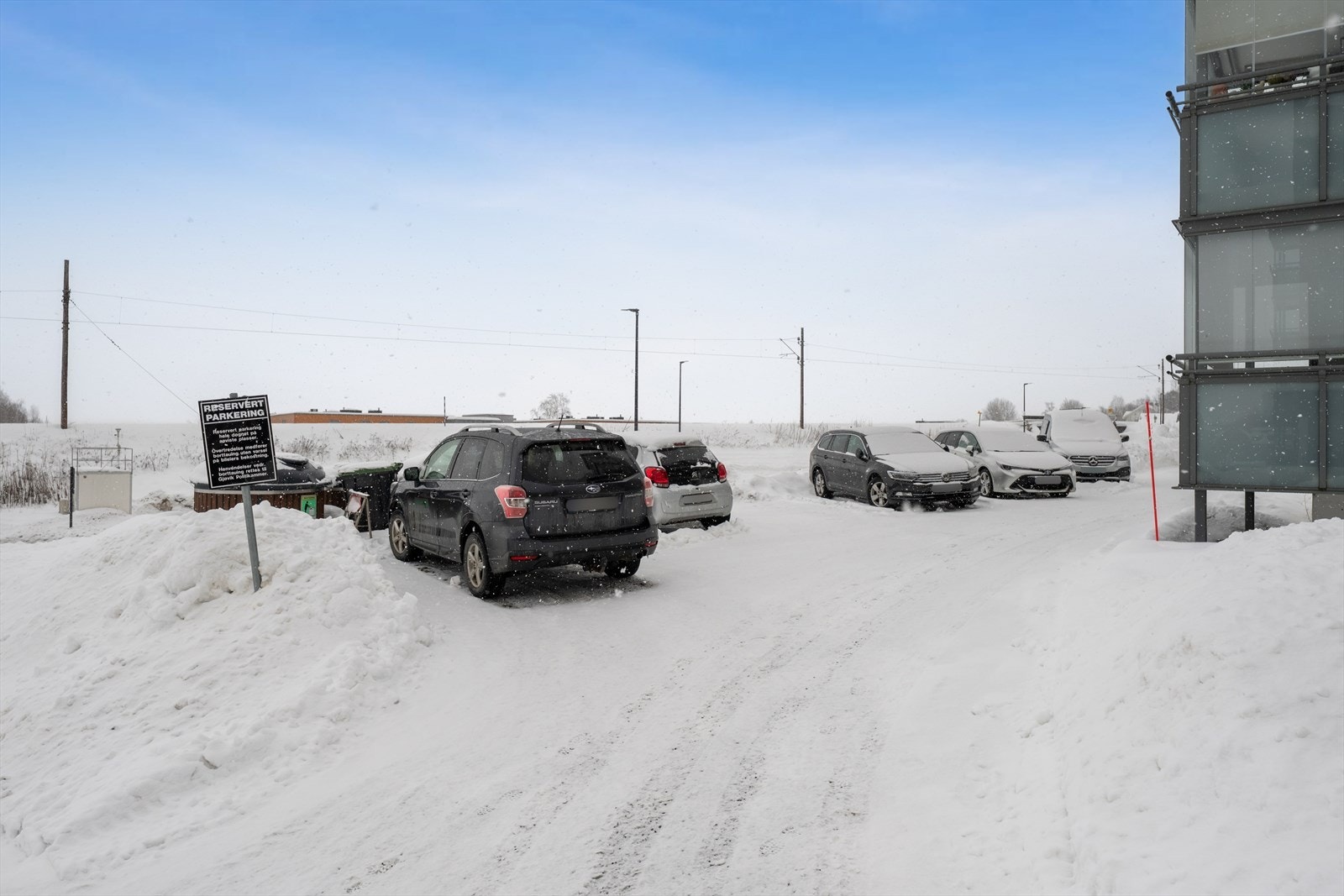 Det er mulig å leie parkeringsplass av borettslaget. Parkeringsplassene tildeles etter venteliste. Galleribilde