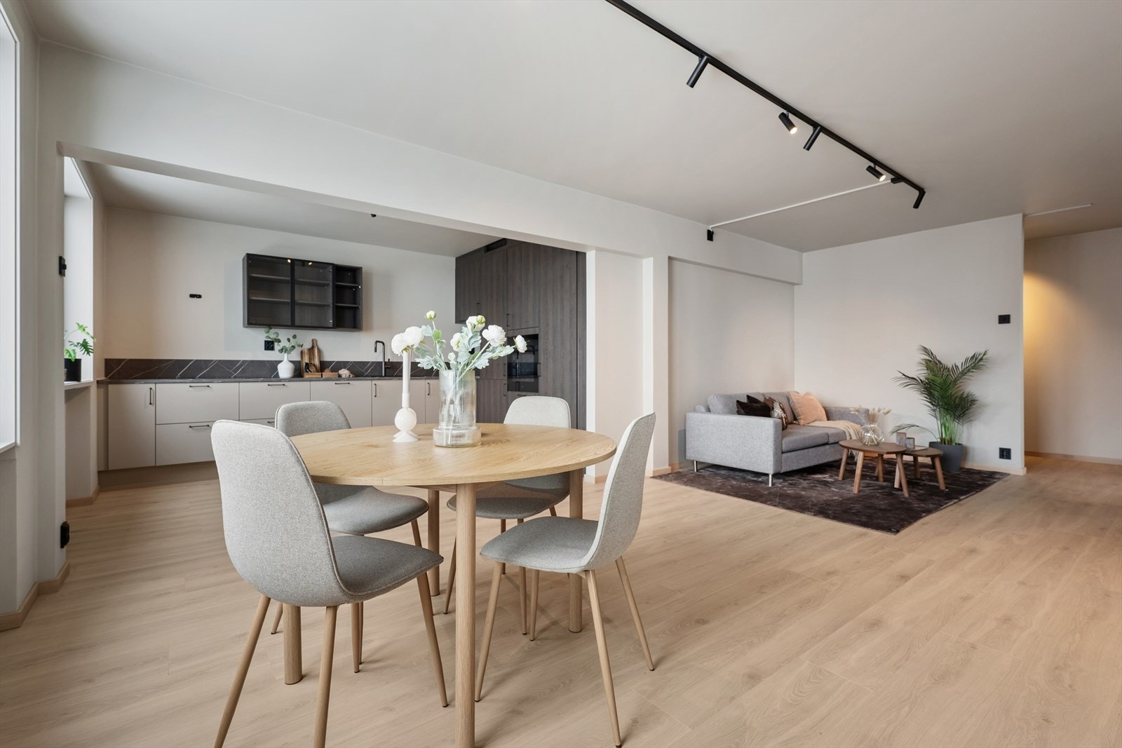 Kjøkkenet ligger i åpen løsning mot stuen, men oppleves likevel behagelig tilbaketrukket. Galleribilde