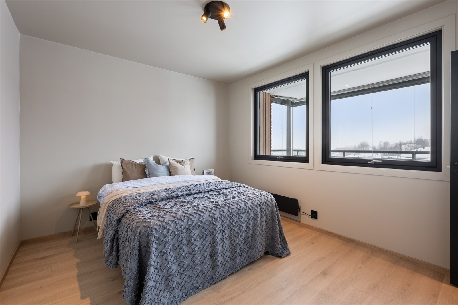 Soverommene har plass til seng, nattbord og annet ønskelig møblement. Galleribilde