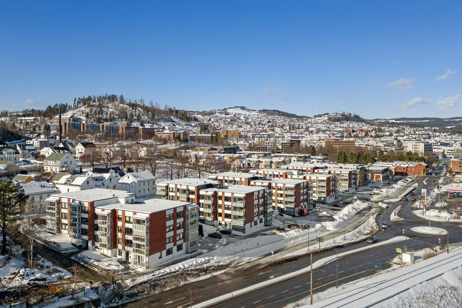 I nærområdet finner du også flere friluftsmuligheter som blant annet Fastland med frilufts bad, tennisbaner, alpinanlegg, Hovdetoppen, Gjøvik stadion, m.m Galleribilde