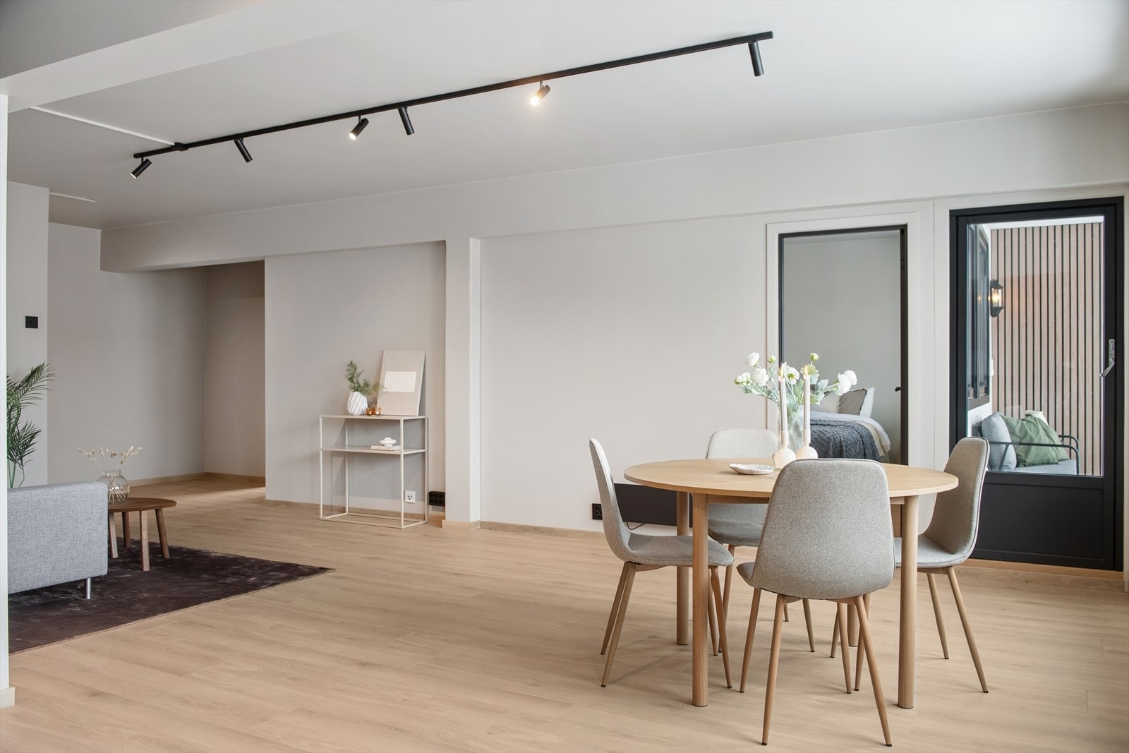 Stuens gode utforming gir fleksible muligheter for naturlig soneinndeling. Galleribilde