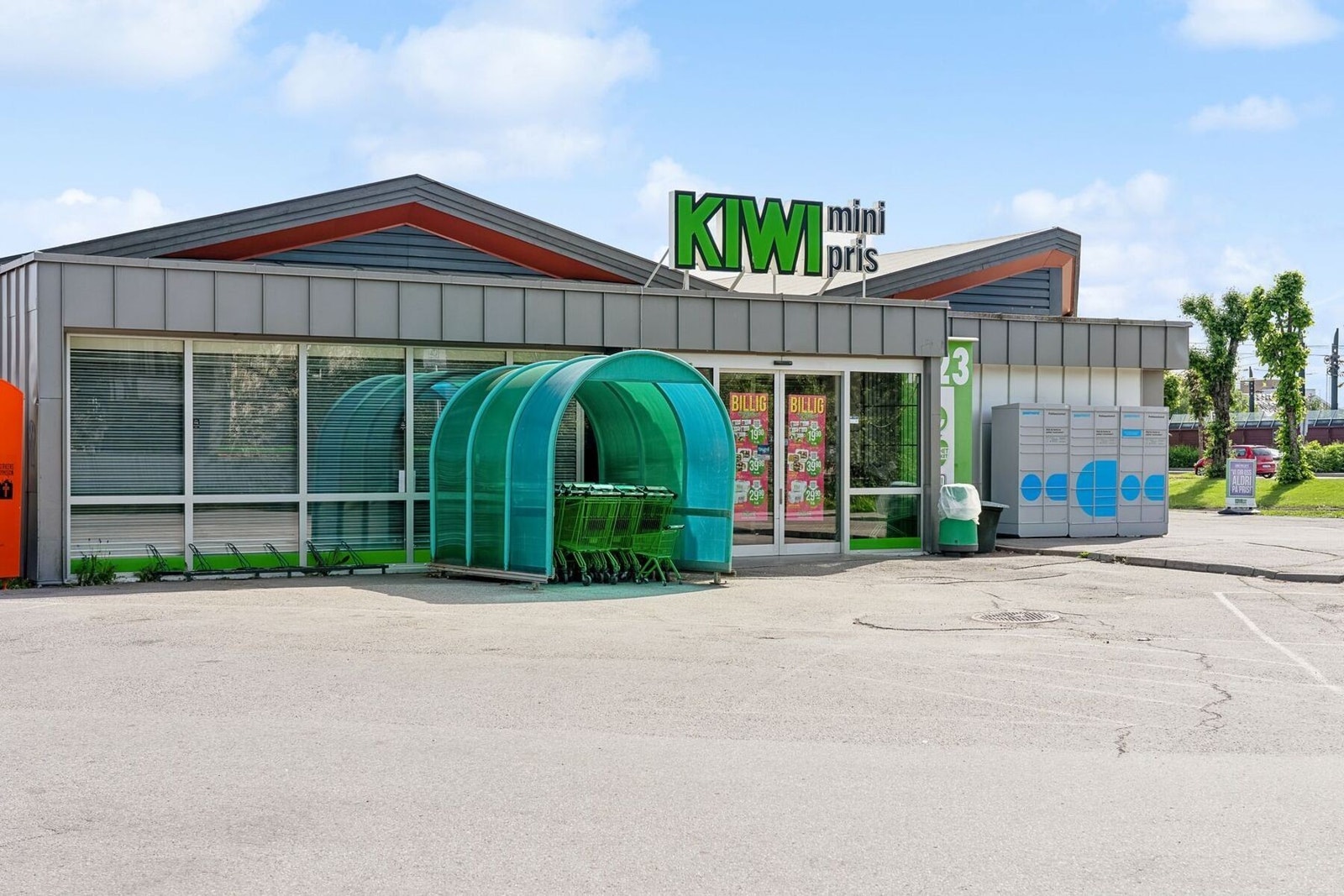 Dagligvarehandelen kan blant annet gjøres på Kiwi og Rema 1000. Sistnevnte ligger inne på Romerikssenteret i Kløfta sentrum, som er et nærsenter med godt utvalg av ulike butikker og spisesteder. Galleribilde