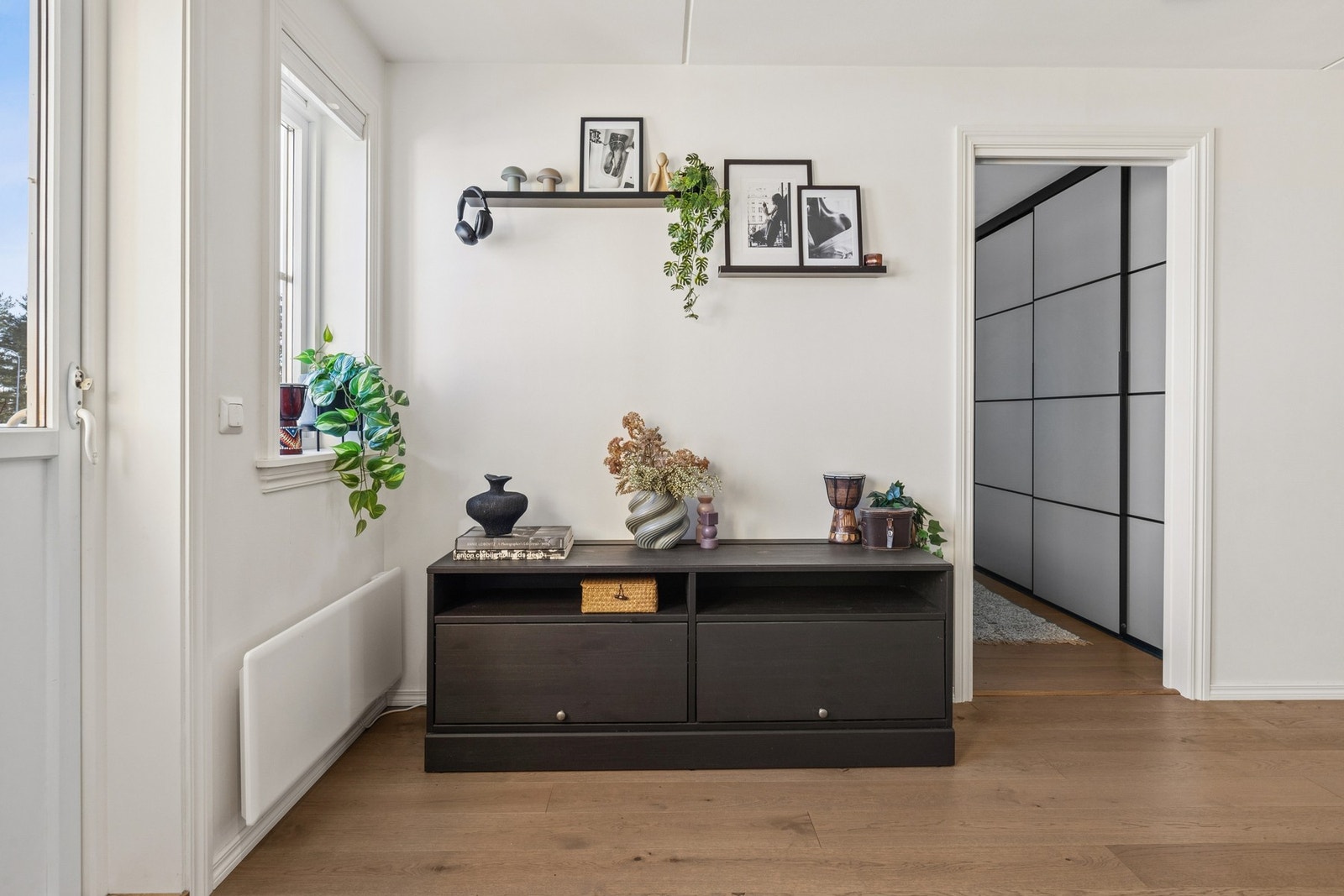 Naturlig plass for tv- og benk. Galleribilde