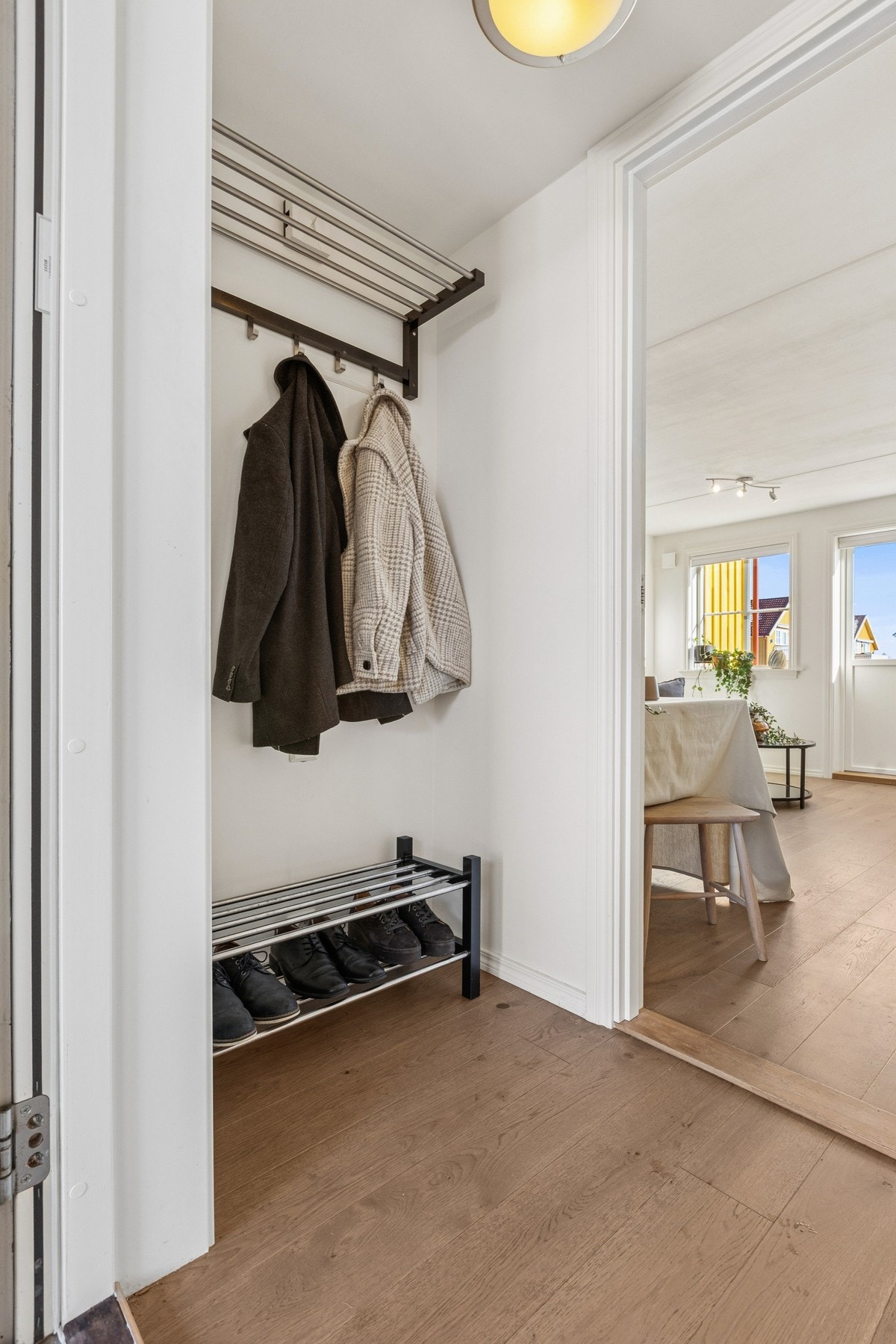 Entré med plass til oppbevaring av sko og yttertøy. Galleribilde