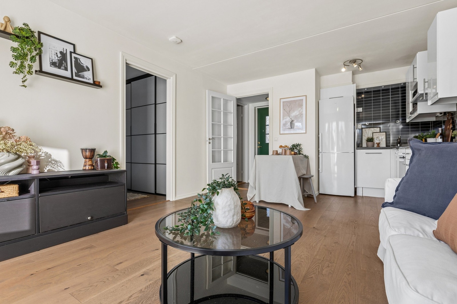 Lys og hyggelig stue med god plass til både sofagruppe og salongbord. Store vindusflater slipper inn rikelig med naturlig lys og skaper en luftig romfølelse. Galleribilde