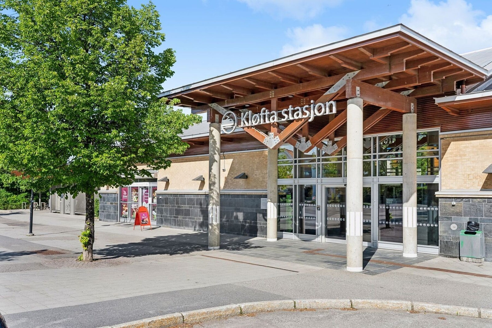 Leiligheten ligger i et sentralt og attraktiv boligområde på Kløfta i Ullensaker kommune. Det er ca. 650 meter til Kløfta sentrum, hvor du finner togstasjon og et godt utvalg av servicetilbud. Galleribilde