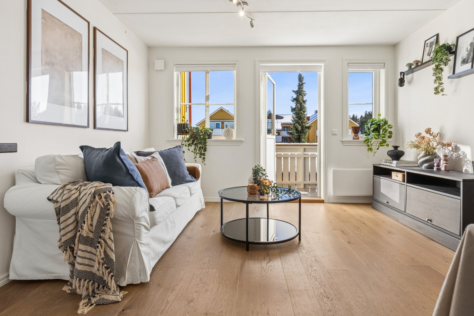 Stuen har plass til ulike møbler slik som sofa, stuebord, tv- og benk. Galleribilde