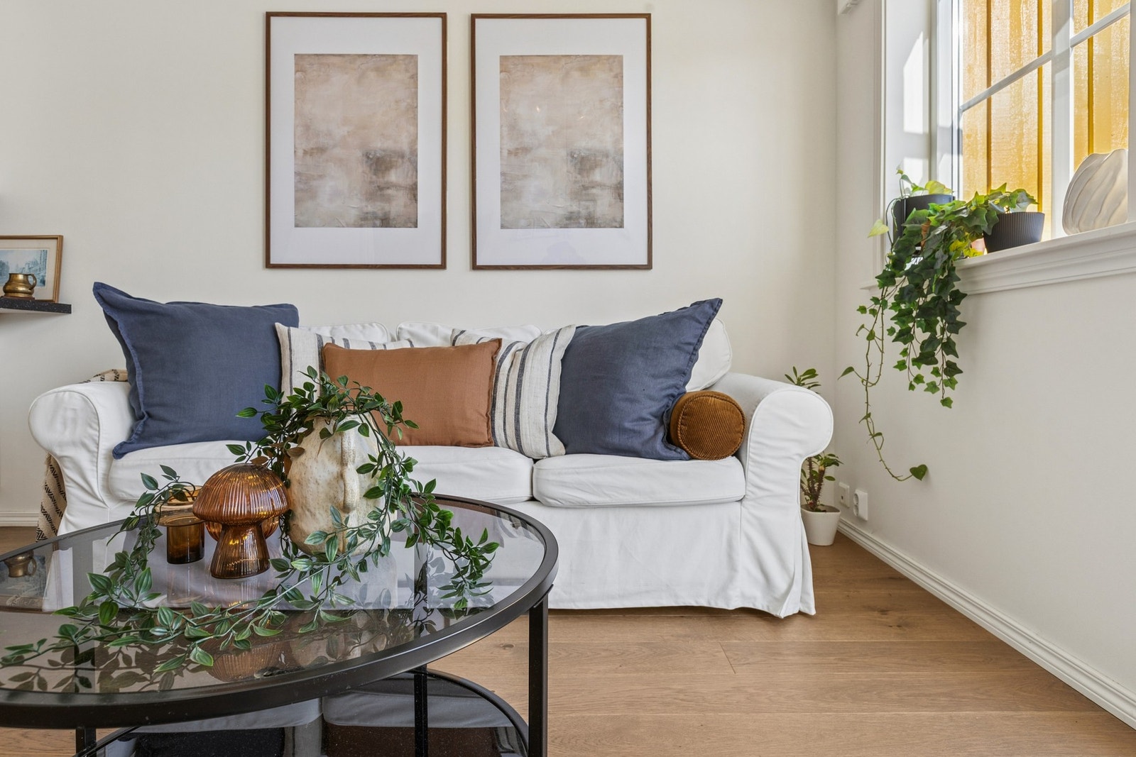 Stuen er lys og triveldig, her har du muligheten til å sette ditt preg på leiligheten - perfekt plass for både avslapning og sosiale sammenkomster. Galleribilde