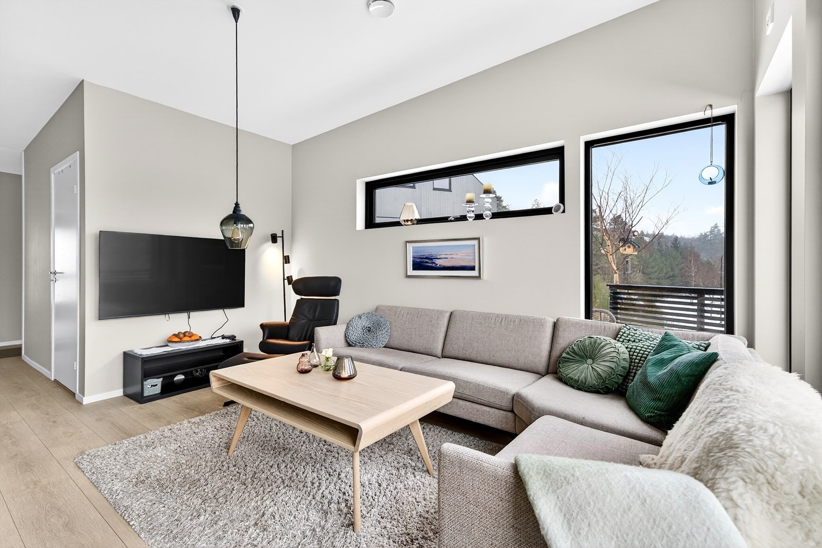 Stuen er malt opp i lyse fargetoner og har ekstra takhøyde. Galleribilde