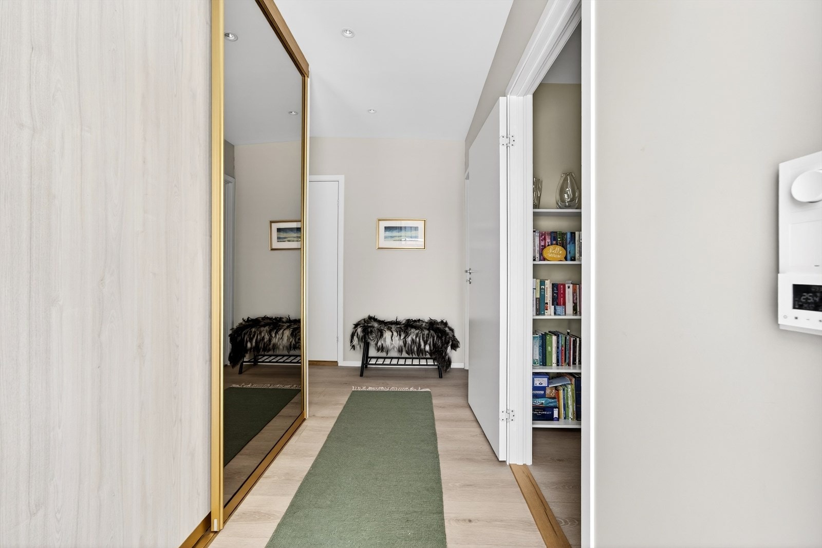 Lys og innbydende entré. Galleribilde