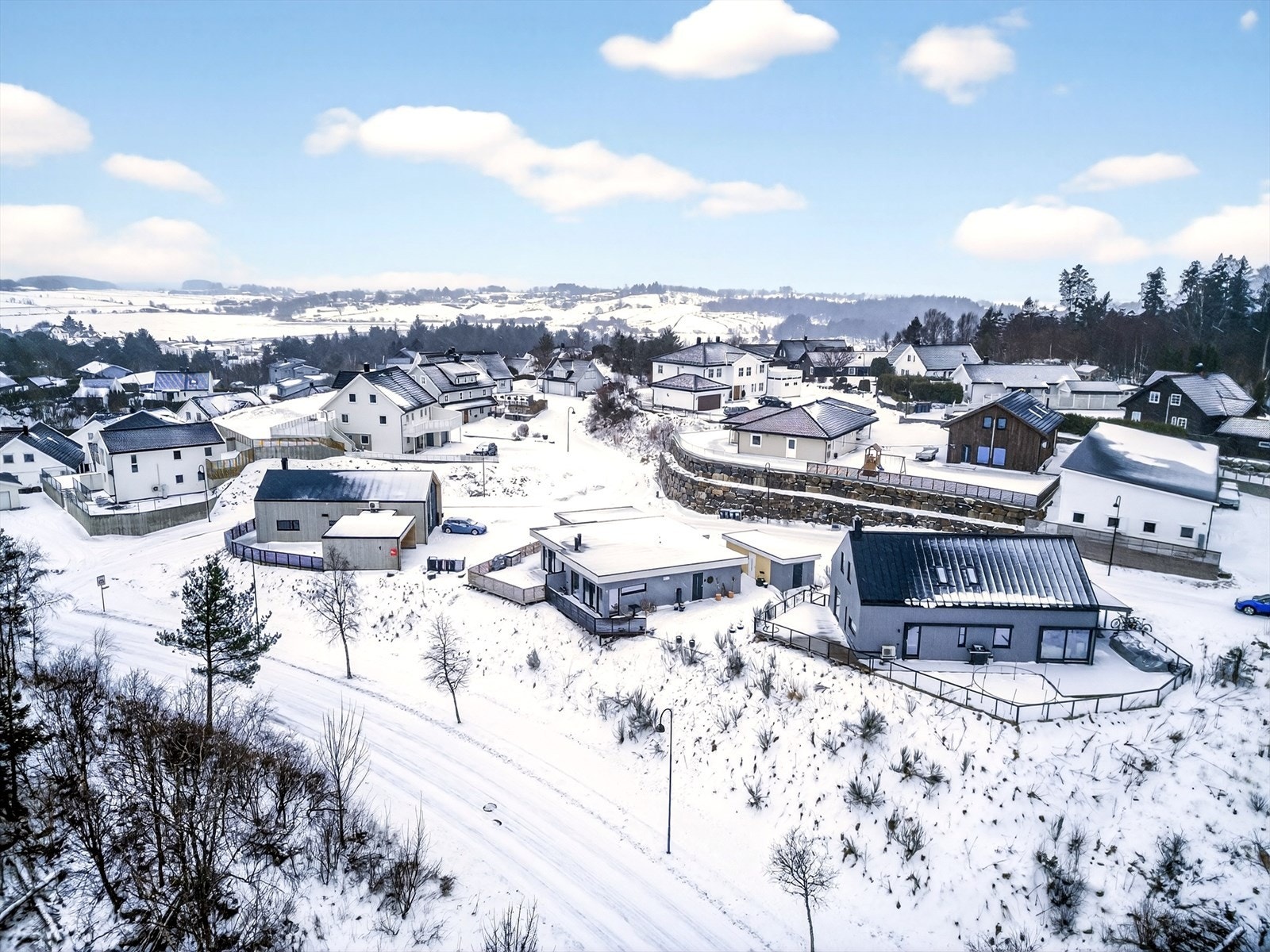 Boligen ligger i et veletablert boligfelt med kort avstand til fine turløyper og naturskjønne områder. Galleribilde