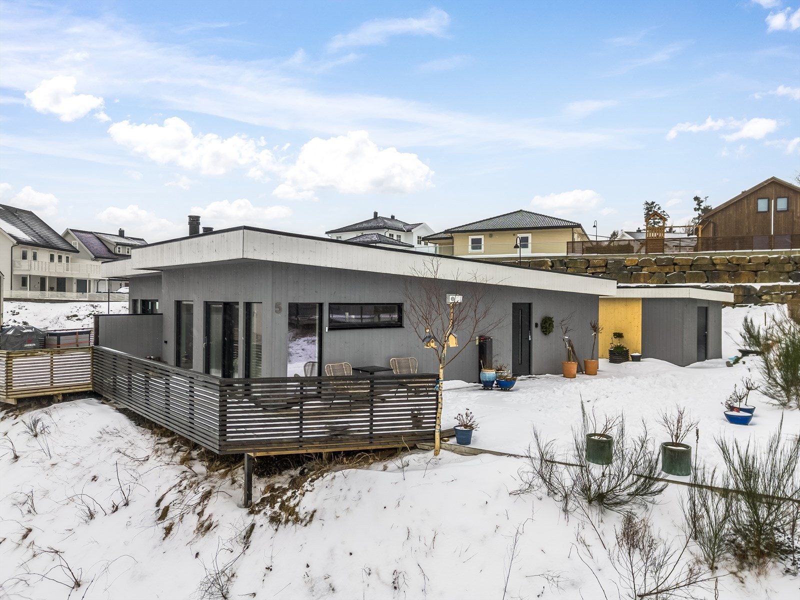 Del av tomannsbolig med en praktisk romfordeling beliggende i et veletablert boligfelt i Kaneheia Vest. Galleribilde