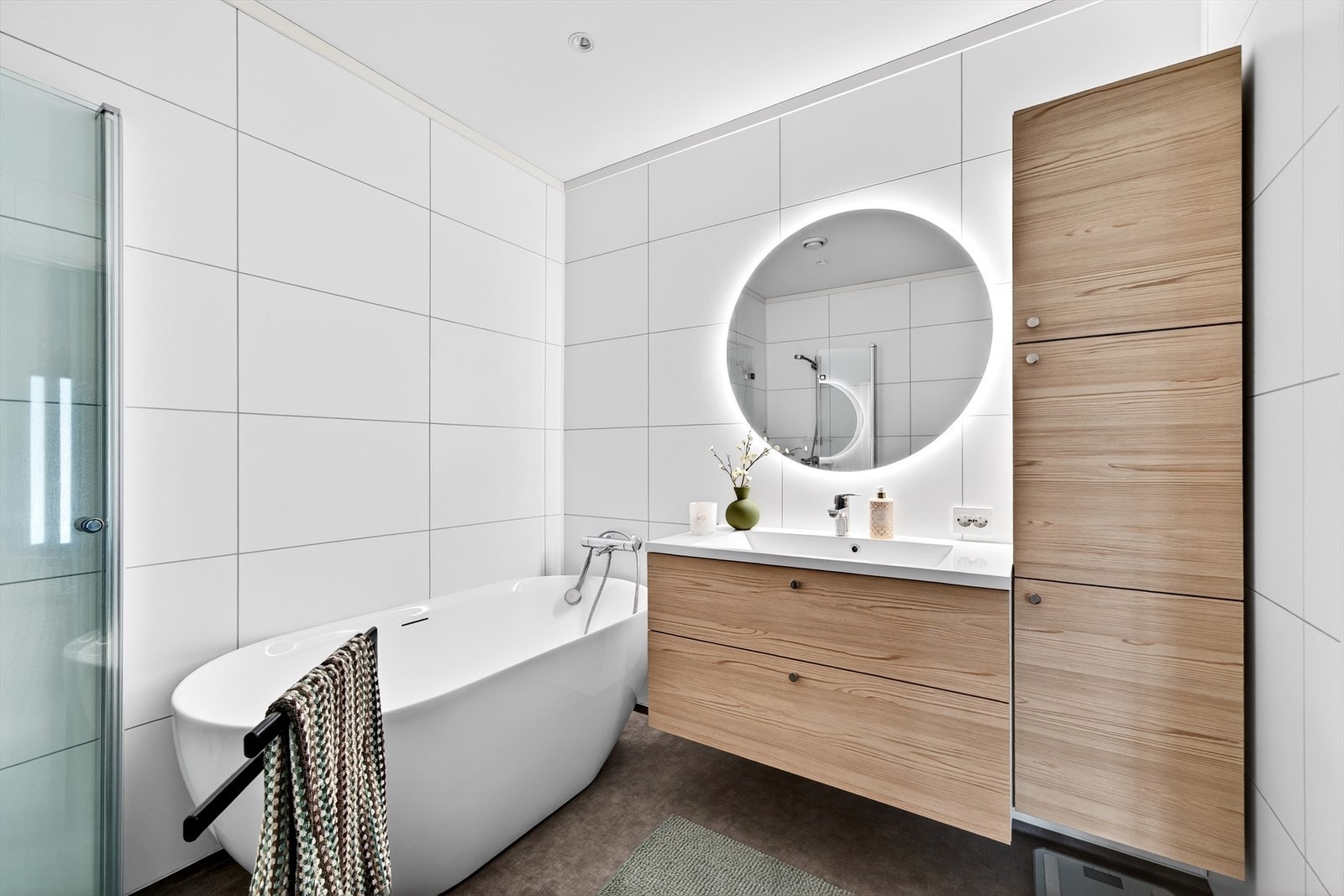 Godt med belysning i tak med downlights og lys bak speil. Galleribilde